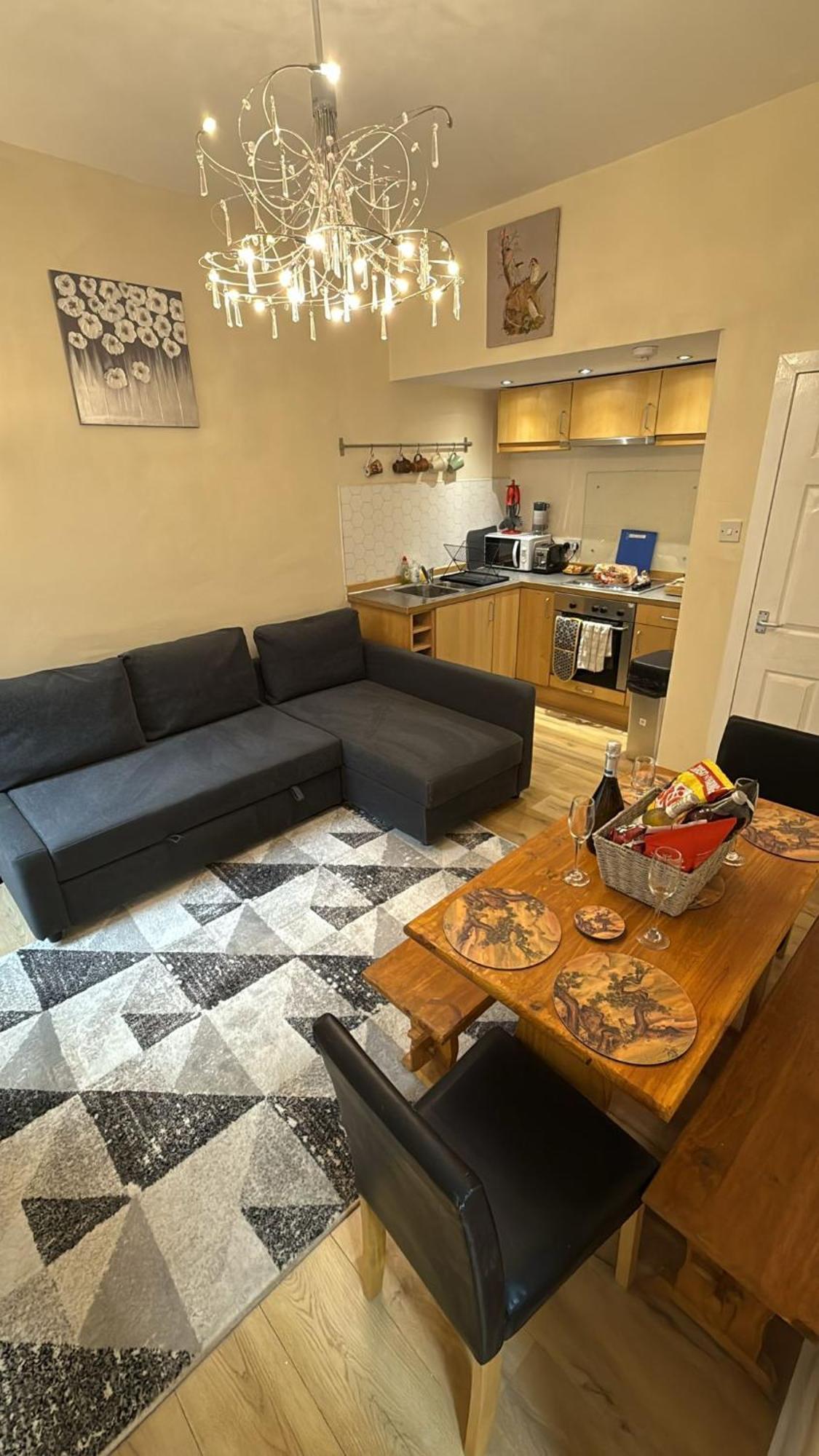 One Bedroom Flat In Old Town , Heart Of Flat Sleeps 6 *
